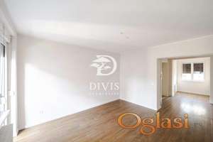 Trosoban salonski stan na prodaju u Krunskoj ulici,92m2